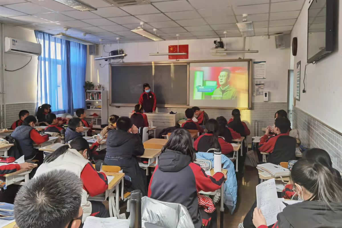 20211229950260.jpg 02观看《冬奥公益大讲堂》.jpg